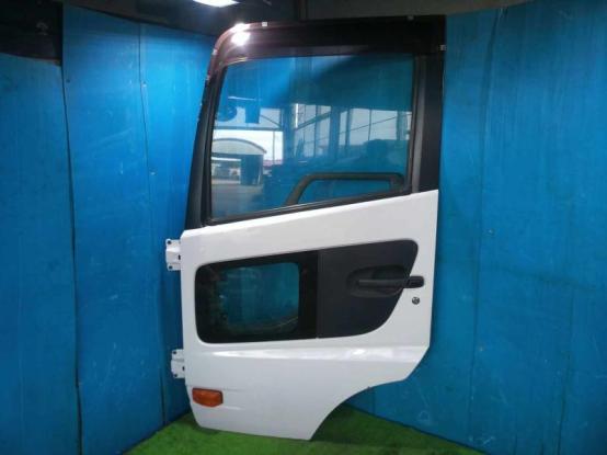 ドア（左）　日産UD　クオン　PKG-CW4ZL　[P31527]