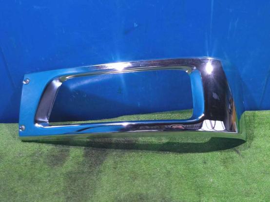 ヘッドライトリム（左）　いすゞ　ギガ　PDG-CYZ52Q8　[P31924]