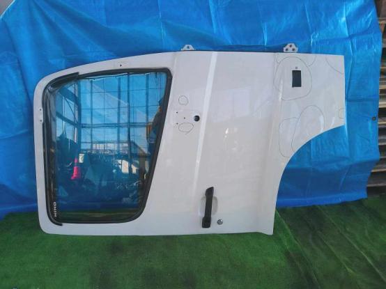 ドア（右）　日野　レンジャー　2KG-FC2ABG　[P31949]