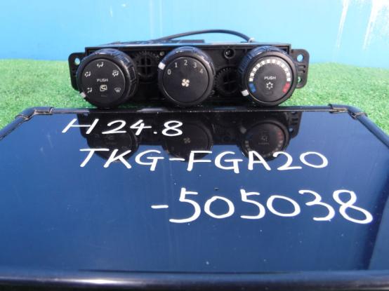 エアコンパネル　三菱ふそう　キャンター　TKG-FGA20　[P26017]